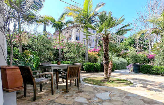 Patio with wooden table and chairs at Parkview Living Apartments, Los Angeles