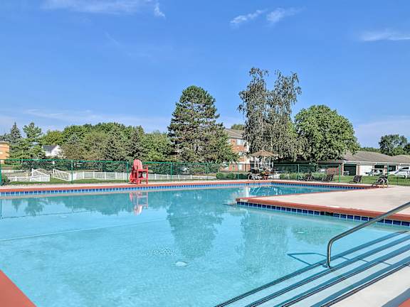Heated outdoor pool with sundeck and WiFi