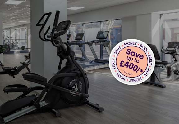 A gym with a sign offering a £400 discount.