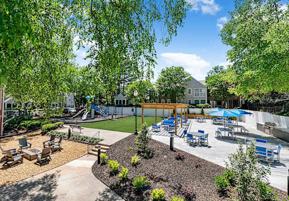 the preserve at ballantyne commons courtyard with playground and picnic tables