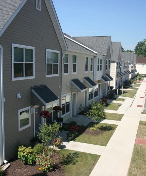 a row of townhouses on the side of a street