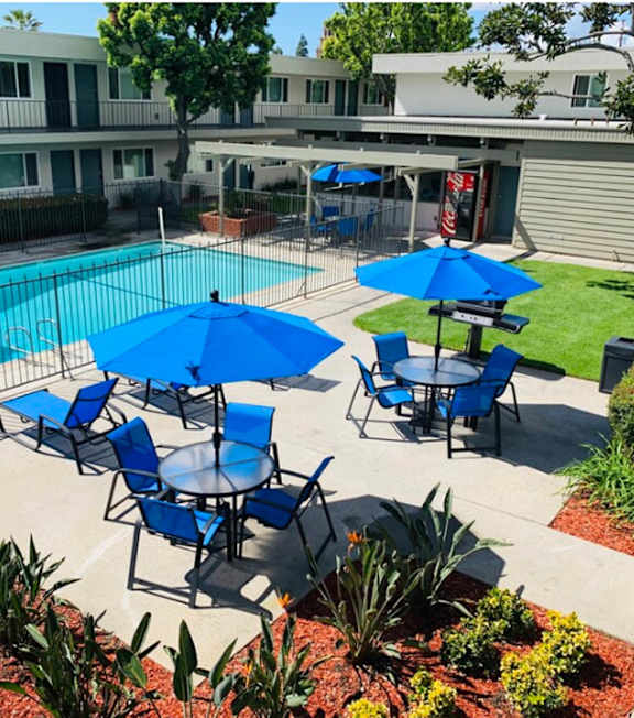 Outdoor Seating Area at Clair Del and Clair Del Gardens, Long Beach, CA