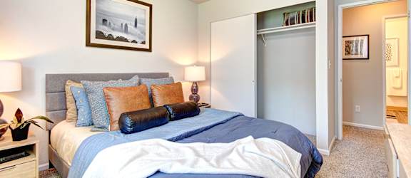 Bedroom with Bed and Nightstand at Signature Pointe, Kent