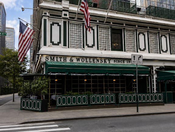 A building with a sign that says "Smith & Wollensky Since 18" is shown.