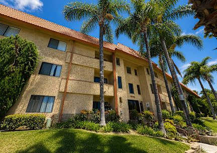 A building with the name "Casa Verde" on it.