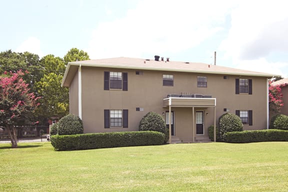Building exterior at Waters Mark Apartment Homes, Gulfport, Mississippi