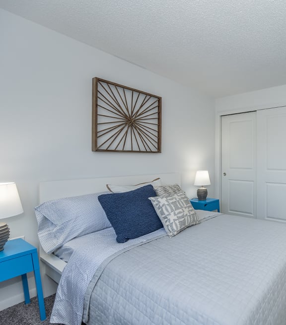 Bedroom at Sandhurst Apartments, Zanesville, OH