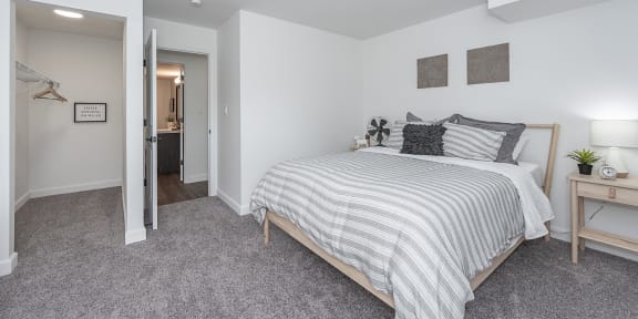 Bedroom with cozy bed at Bloomfield Apartments, Ohio