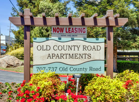 a sign that says old country road apartments
