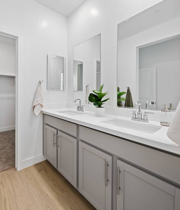 A bathroom with a green towel hanging on the door.