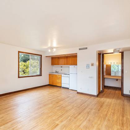 Living room with wooden floors and a window at Julie Ann, Oregon