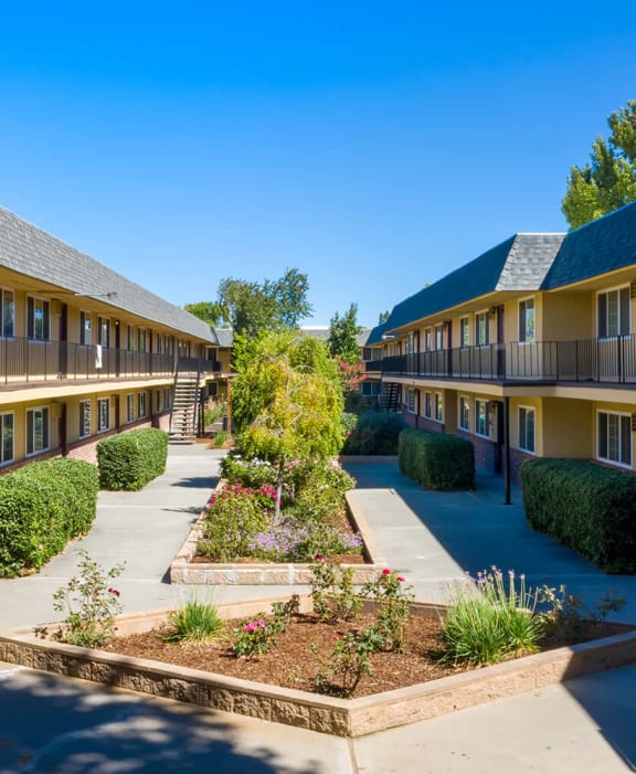 Outdoor Courtyard at Dover Park Apartments in Fairfield, CA 94533