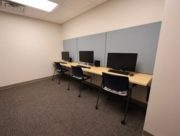 A room with a desk and chairs.