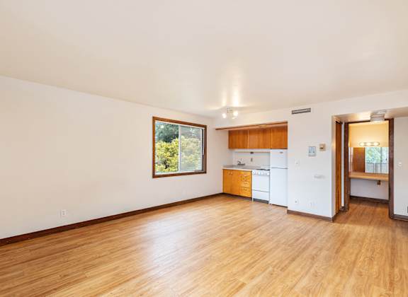 Living room with wooden floors and a window at Julie Ann, Oregon