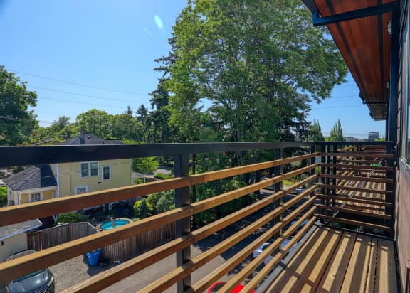 a view of the deck from the back of the house