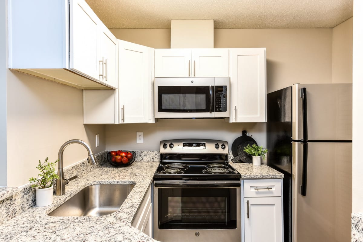 15Seventy Chesterfield kitchen with granite countertops - Chesterfield, MO