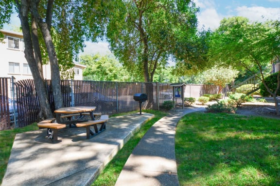 view of Brentwood Apartments picnic and BBQ area