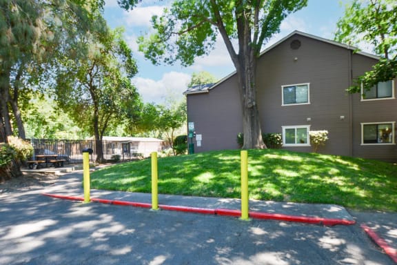 view of Brentwood Apartments building