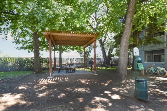 Picnic and pet area at Oakwood Apartments