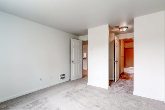 A Bedroom with a Bathroom at The Courtyard at South Station
