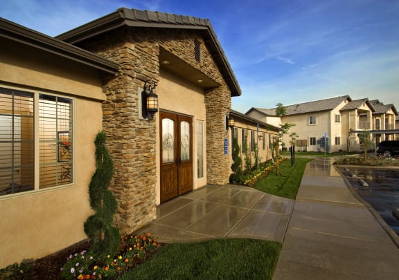 Cameron Crossing Clubhouse Exterior