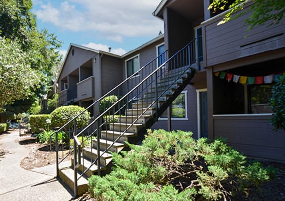 view of Brentwood Apartments building