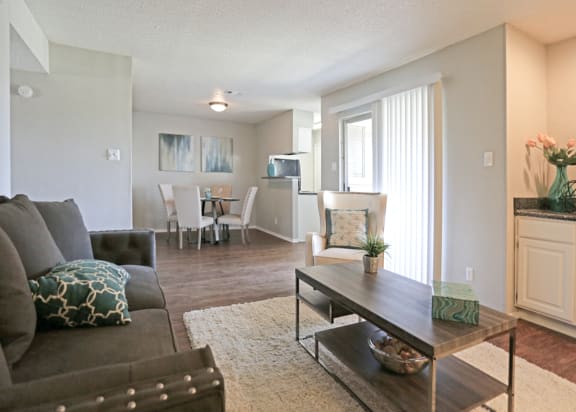 brandon-oaks-living-room