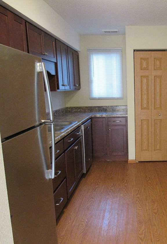 Victoria Townhomes Full Size Kitchen