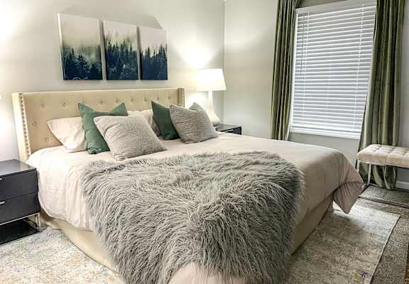 Bedroom at Evergreen Luxury Apartments, Merrillville, IN, 46410