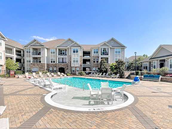 Saltwater pool with sun shelf and Wi-Fi