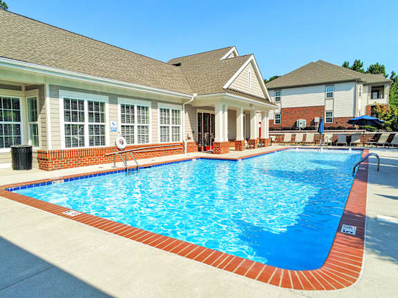 Pool with sunshelf and bubblers
