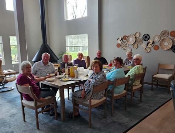 A group of people are sitting at tables in a restaurant.
