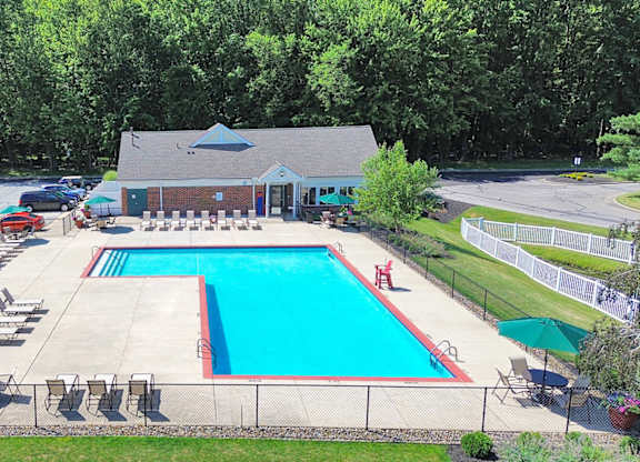 Heated outdoor pool with sundeck and WiFi