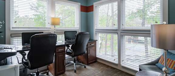 West Marietta, GA Apartments – Wood Pointe Apartments – business center with computers and desk chairs