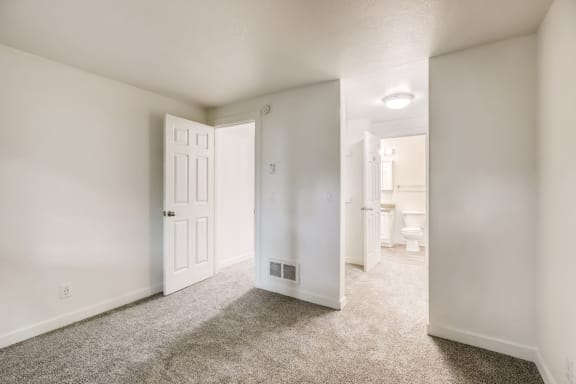 A Bedroom with a Bathroom at The Courtyard at South Station