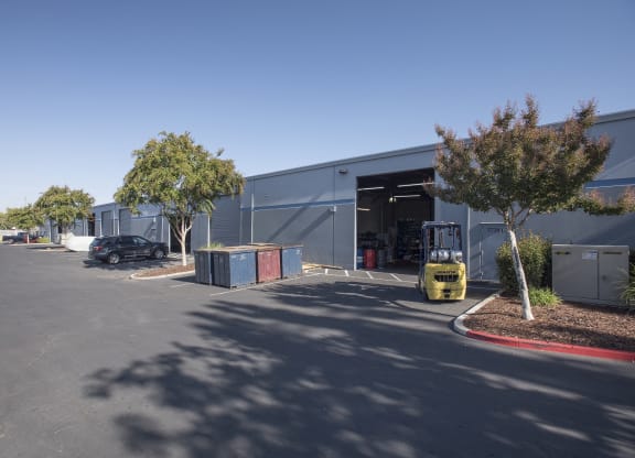 Hillsdale Business Park Roll Up Door Space