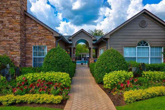 Exterior Courtyard at 150 Summit Apartments, Alabama