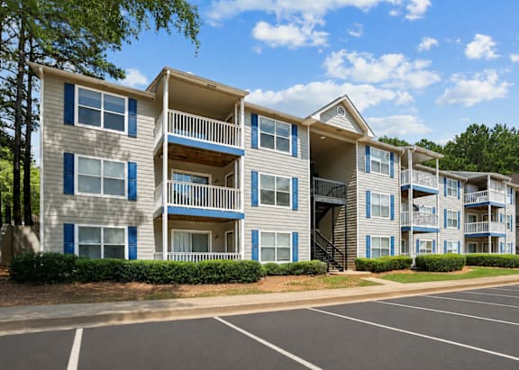 Exterior of Southwinds Point Apartments, a pet-friendly apartment community located at 50 Evergreen Way in Stockbridge, GA.