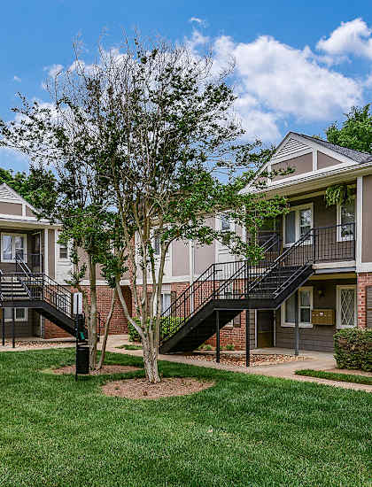 our apartments at the district feature a spacious courtyard at Randolph Park, Charlotte, NC