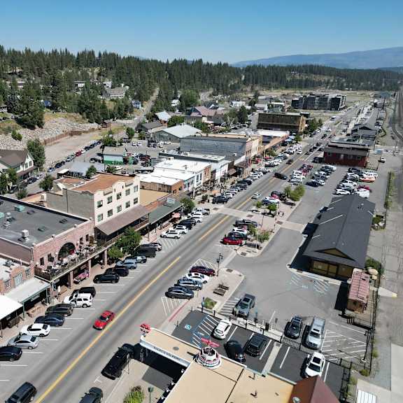 A small town with a parking lot in front of a building.