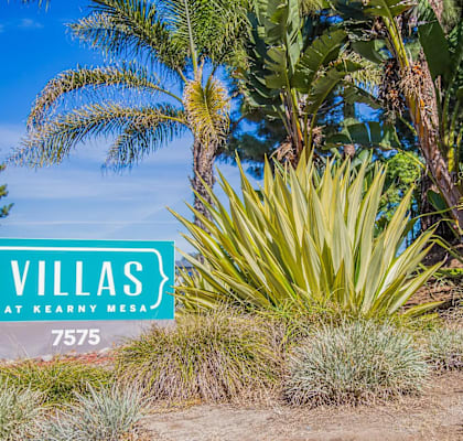 a sign that reads villas at kennedy mesa in front of plants
