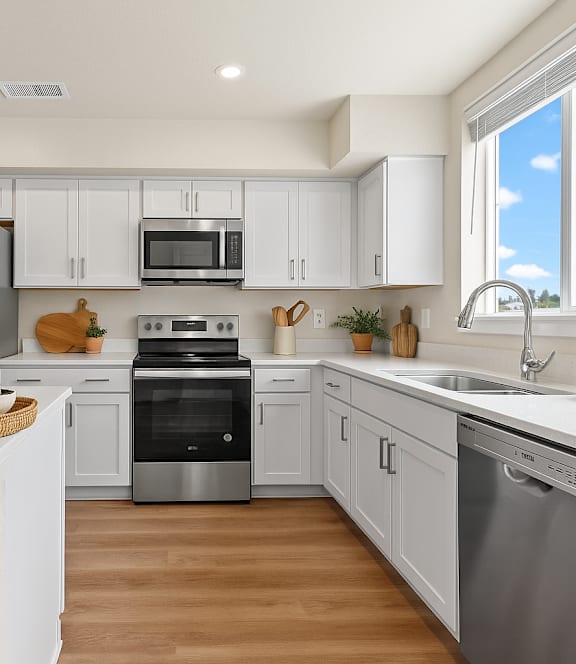 Fully Equipped Kitchen With Modern Appliances at The Townhomes at Pine Drive, Colorado