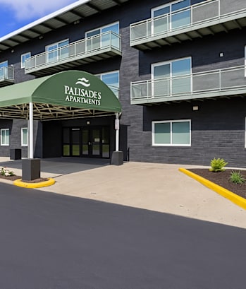 Exterior Landscape at Palisades Apartments, Kansas City, MO 64133