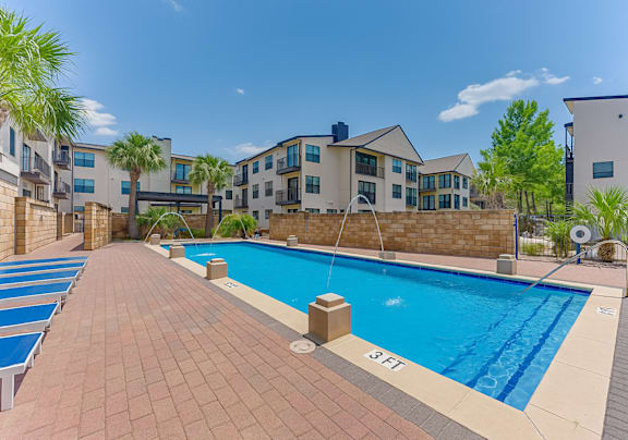 Outdoor swimming pool at Vue Live Oak Apartments, Dallas, TX 75204
