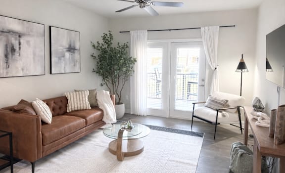 Living room with ceiling fan1 at POINTE AT GREENVILLE APARTMENTS, GREENVILLE, SC