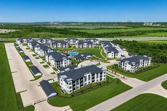 A row of houses with a pool in the middle.