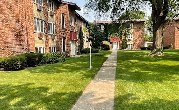 Walkways along buildings and grass at The Countryside, Illinois
