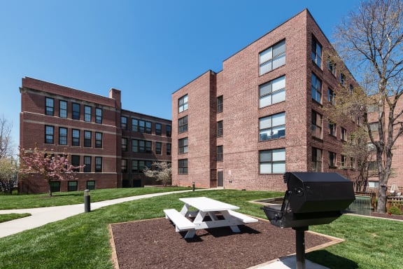 Harbor Hill Apartments exterior outdoor grilling