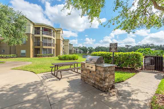 Park Del Mar Apartments grilling areas with picnic tables