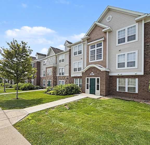 an exterior apartment building with green grass at Black Sand Apartment Homes, Nebraska, 68504